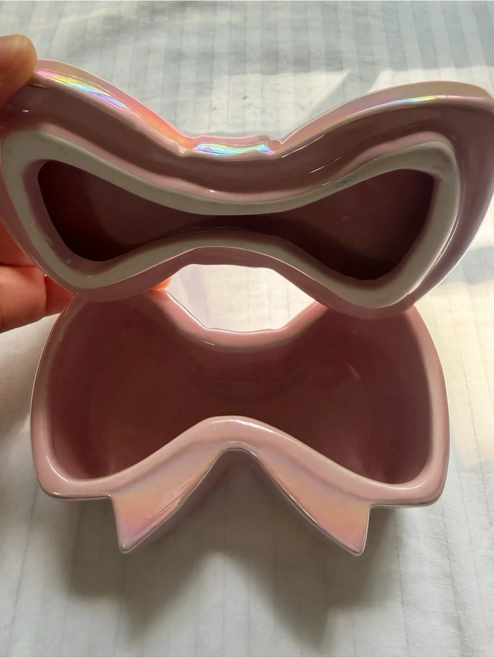 Iridescent pearlescent pink ceramic bow trinket box with removable lid
